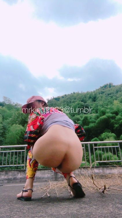 smoker111: mrking2333: 天台露出～某农村( ˃᷄˶˶̫˶˂᷅ ) 奶子这么大，不让村长吸一吸啊？别人再大，也不及你一半挺，多想让你天天光着身子当展览品一样供着