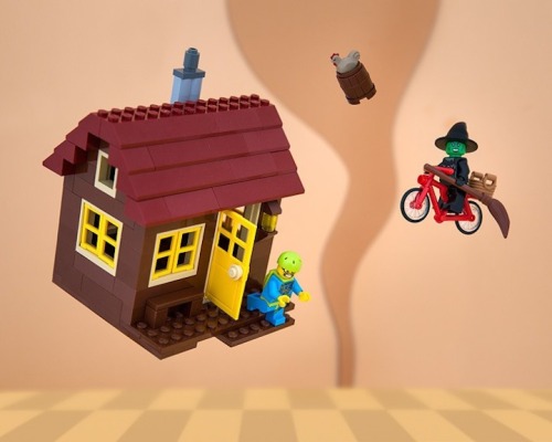 mymodernmet:  Photographer Jeff Friesen‘s series 50 States of LEGO reimagines the different states of the USA in LEGO form, humorously representing each state by capturing a unique aspect of the place’s history, geography, or culture.