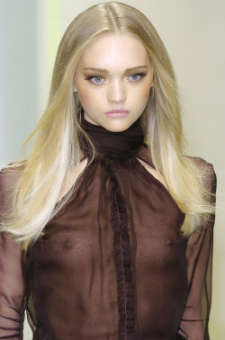 lelaid:  Gemma Ward at Versace F/W 2005