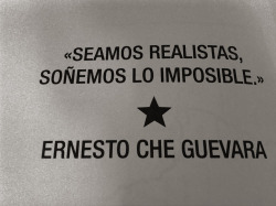 gato-n:  respiroporlaherida:  Este hombre me mata..  no  era “seamos realistas y hagamos lo imposible” .-.