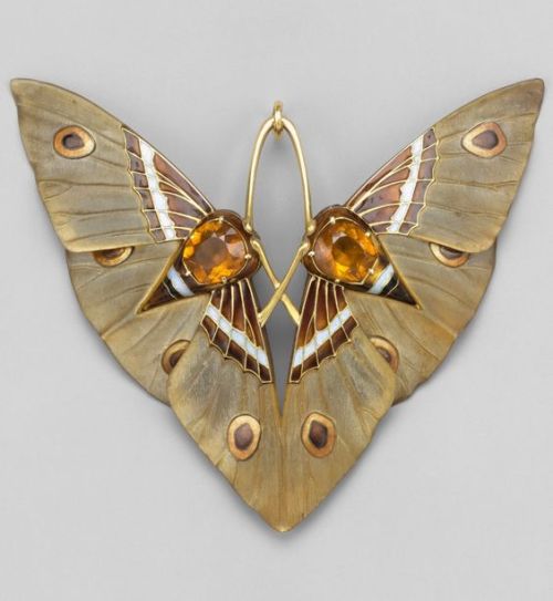 Art Nouveau &lsquo;Moth&rsquo; pendant, by Lucien Gaillard, circa 1900. Composed of gold, champlevé 