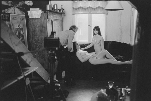 Markkleeberg, Schillerplatz 3. Günter Rössler in seinem Atelier mit zwei jungen Frauen | Rössing, Re