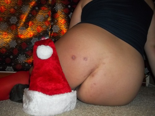 sumisa-vero:  I’ve been a real good girl… Well Santa,  at least I can explain it :) 
