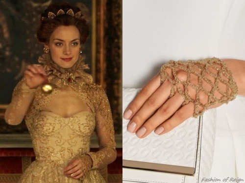 In the episode 3x14 (”To the Death”) Queen Elizabeth wears this sold out Rosantica ‘Penelope’ Gold-T