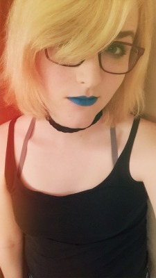 wall-noise:  I feel so fucking hot in this lip color tbh