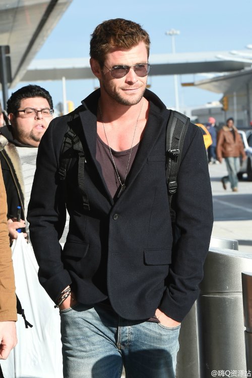 alphamusclehunks:  weepingangel0013:  Chris Hemsworth arrives at JFK Airport in NYC.(Jan 11, 2015) via 嗨Q资源站(weibo)   SEXY, LARGE and IN CHARGE. Alpha Muscle Hunks.http://alphamusclehunks.tumblr.com/archive