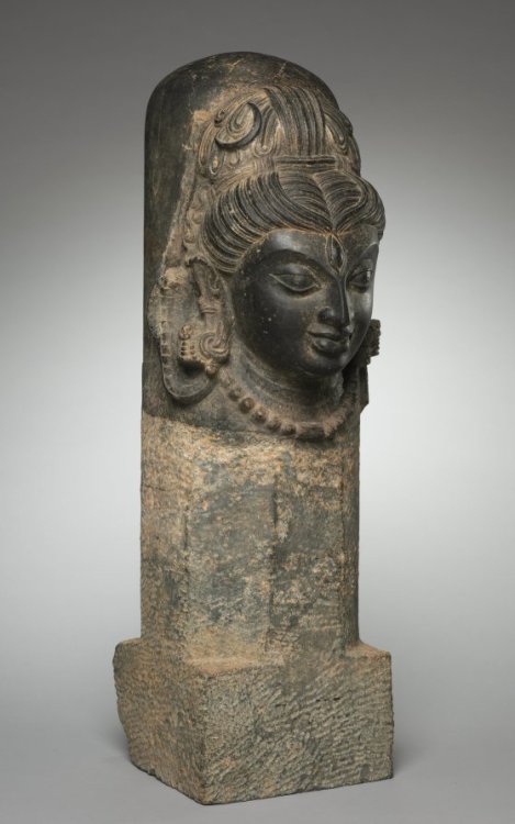 kailasanath: Ekamukhaliñga – One-faced Liñga Chloritic schist, Eastern India, Bi