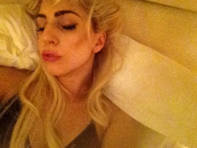 burqapop:  Lady Gaga + Bed Selfies 