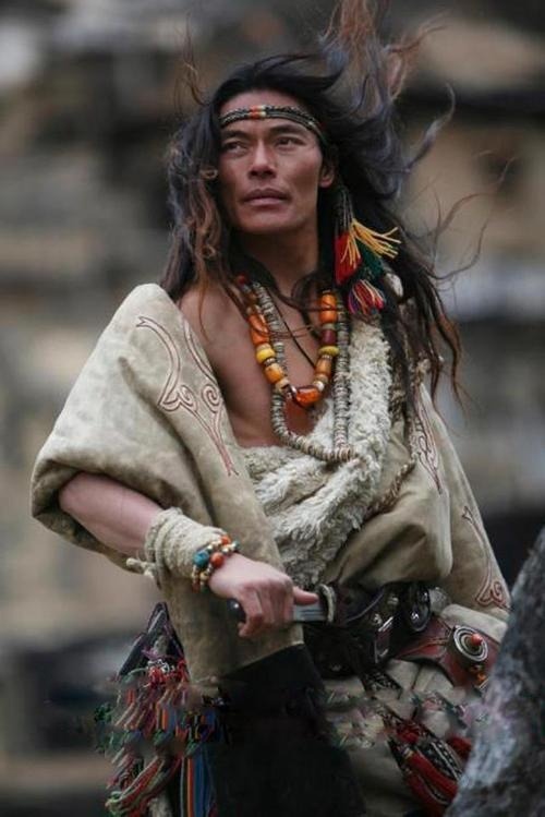 blueklectic:universalbeauty:   Tibetan man in traditional clothing and jewelry. 