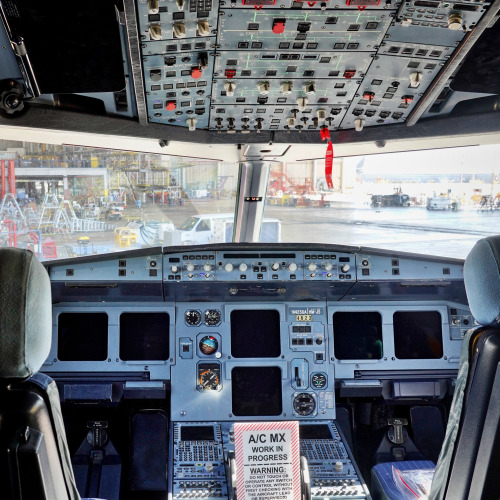 United Airlines 1995 Airbus 320 N423UA flight deck. San Francisco Airport 2021.