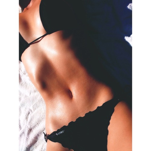 az-uki:  Trying to get a tan in winter hahahah it’s actually sunny today tho just not heaps warm haha 🌞