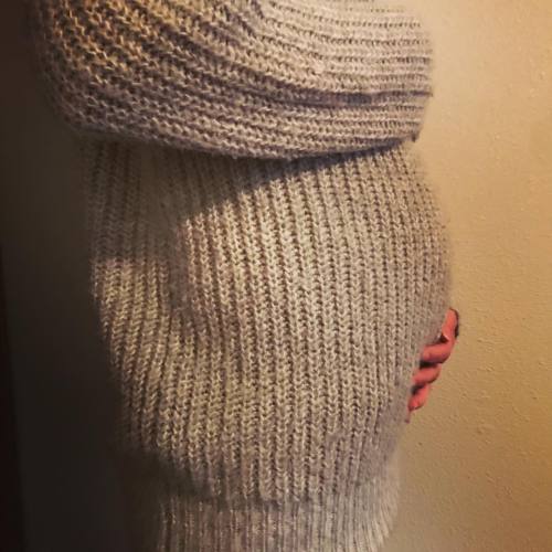 Maybe it&rsquo;s not the best thing to wear an oversized sweater to show off your bump but it&am