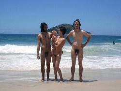 familia naturista en la playahttp://blogzen00.tumblr.com/