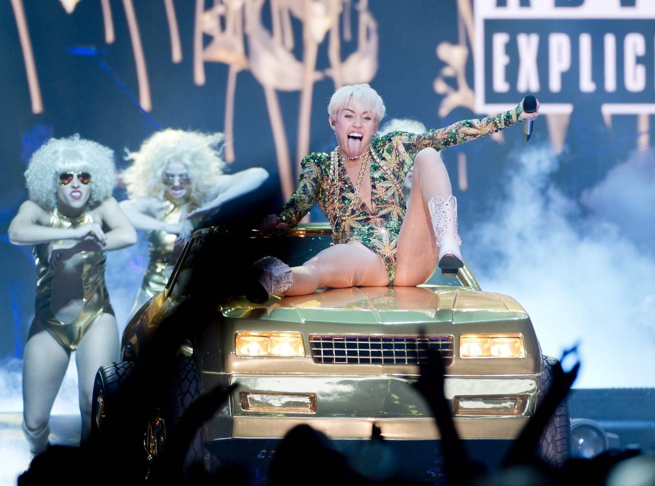 celebgoodies:  Miley Cyrus  http://celebgoodies.tumblr.com