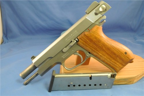 gunrunnerhell:S&W 1006A semi-automatic pistol chambered in 10mm Auto, the 1006 was just one of the several models in the 1000 Series. The variants had different features to meet individual owner needs. No longer in production since it was believed