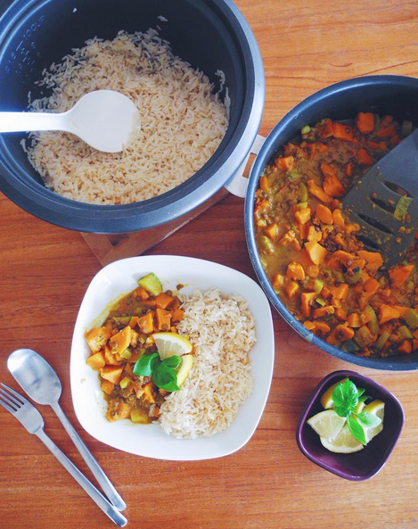 veganfeelsgood:Yesterday’s lunch was jasmine ricewith a curry// Cooked lentils, sweet potatoes, toma