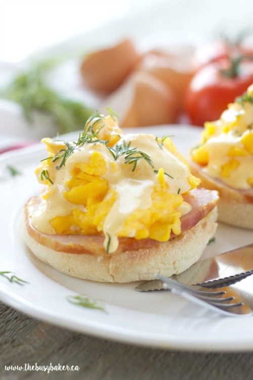 Skinny scrambled eggs benedict with hollandaise