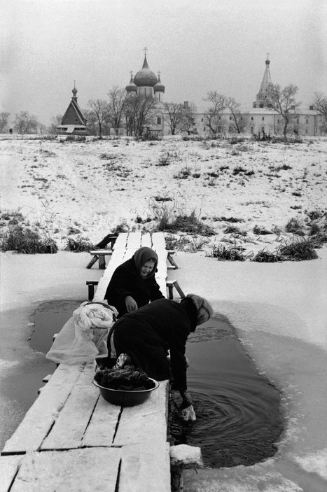 undr - Henri Cartier-Bresson. Washerwomen on a frozen river....