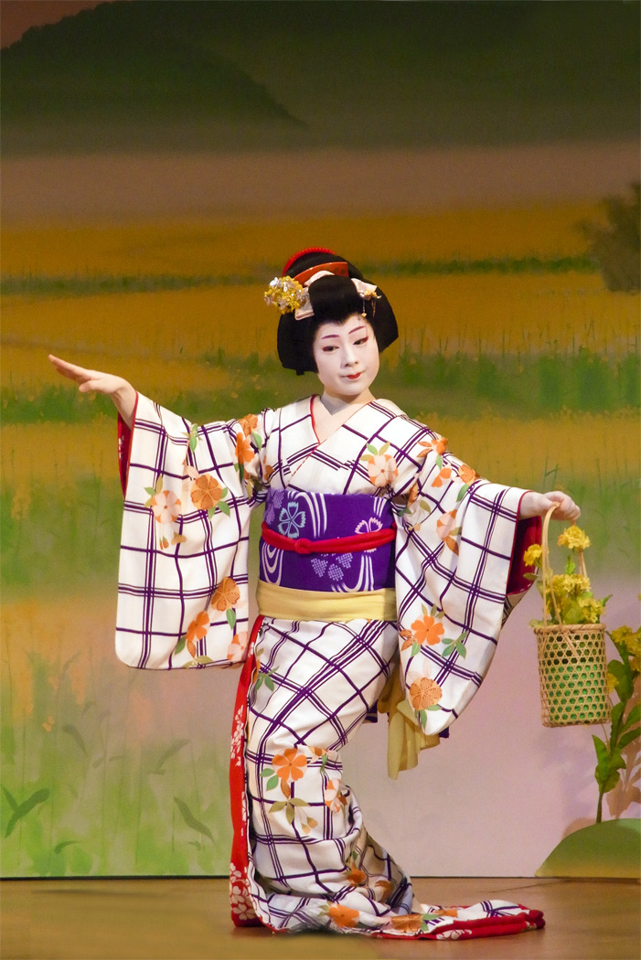geisha-kai:  geiko Komomo starring in Kyo Odori by ONIHIDE on Flickr:  “Scene 2:The