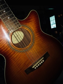 imdowninahole:  My dads guitar is so beautiful