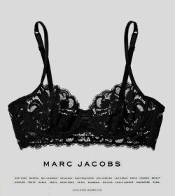 missincorrecta:  missincorrecta:  Si de por sí adoro a Marc Jacobs, esto ya hace que lo eleve a categoría superior. Elegante y pícaro todo en uno.   @misterhumbert hablamos de esto :P.