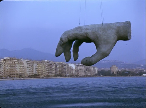 365filmsbyauroranocte:Landscape in the Mist (Theodoros Angelopoulos, 1988) just another day in Thess