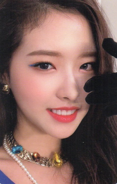 12loona:[SCANS] 2020 LOONA 1st Season’s Greetings - Photocard Sets (cr: zoozeopking)