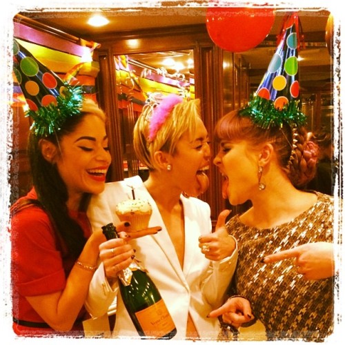 smilersource: kellyosbourne  Celebrating @mileycyrus 21st birthday back stage at the #AMAS with @den