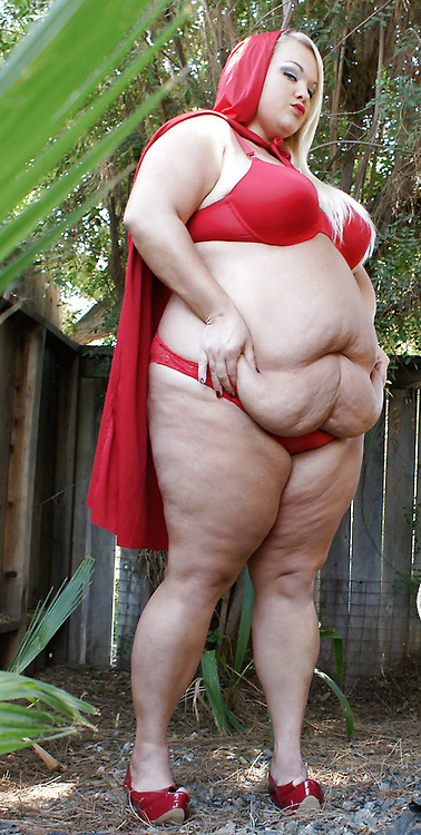 garyplv:  ussbbw:  The reliable pull of gravity beautifying Little Red Riding Hood.