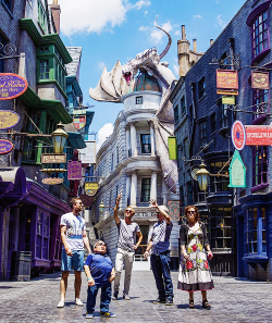 fionagoddess:  Helena Bonham Carter, Tom Felton, Matthew Lewis and Warwick Davis attend an exclusive preview of The Wizarding World of Harry Potter - Diagon Alley at Universal Orlando Resort on June 18, 2014 in Orlando, Florida.  