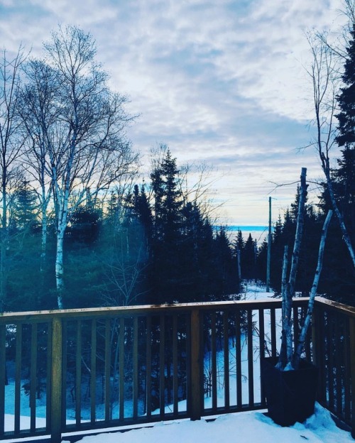 Bon matin Charlevoix. C'est parti pour une belle journée de snowboard 🏂 en perspective. Pas de pluie et température en bas de zéro. 👍#charlevoix #neige #chalet (à Chalet Charlevoix Québec)