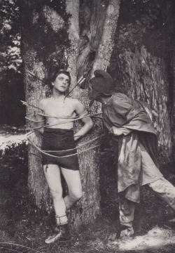 viola-goes-to-hollywood:  The martyrdom of St. Sebastian (Livio Pavanelli) in “Fabiola,” directed by Enrico Guazzoni, 1918