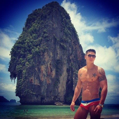hawaiianbi808:  welcum-to-paradise-808:  fuck  DAMN 