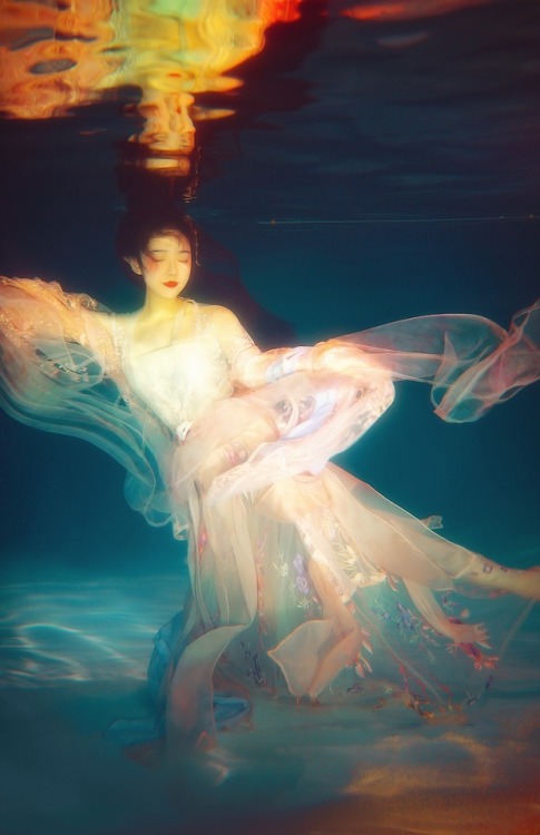 ziseviolet:『水魅』 “以情为食，以水为狱。”Ethereal underwater mermaid photoshoot by Chinese photographer 夏弃疾_. The