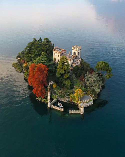 livesunique:  Isola di Loreto Castle, Lago d’Iseo, Brescia, Italy