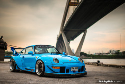 drivehardandneverlift:upyourexhaust:  One Answer to 993 Questions | Rauh-WELT’s Riviera Blue 993Photos via StickyRide  This one.  I like this one.