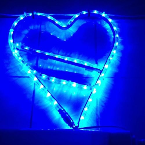 Blue neon heart #art #toilets #paris #neon #heart #love #light #blue #blue #bastille (en Bastille)