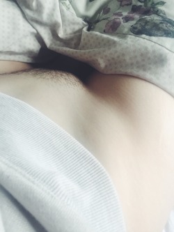 odelyon: espial-x:  I’ve got the cutest little bush going on.  Selfshot 