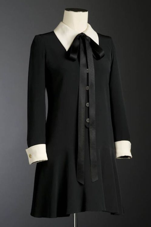 raxxandtraxx:  silkvelvetnight: Mod Yves Saint Laurent, 1969.   I want!!!!