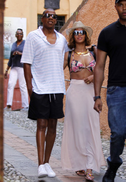 beyoncefashionstyle:  Beyoncé and Jay z in Portofino , Italy (Sept. 6TH) 
