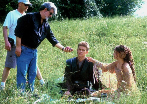 actualjainasolo:Hayden Christensen looks mildly confused as George Lucas hands fruit to Natalie Port