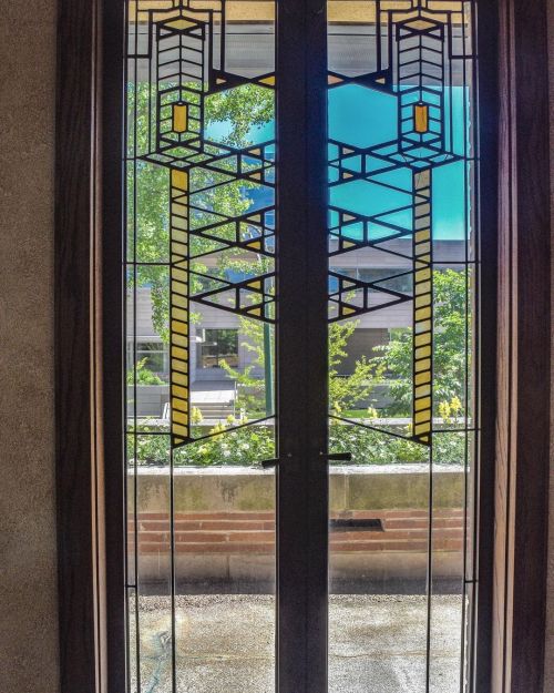 Windows 1909. #franklloydwright #architecture #architecturephotography #frederickrobiehouse #robieho