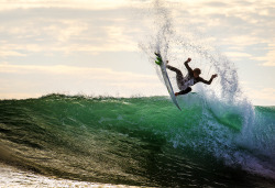 surphile:  Griffin Colapinto. Air time.photog jimmicane via surfing 