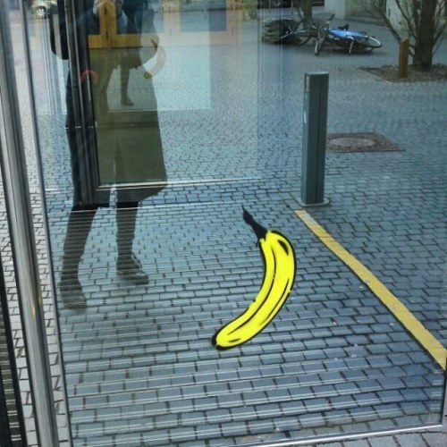 another by Thomas Baumgartel aka banana sprayer (bananensprayer). #dailybanana #streetart #bananaspr