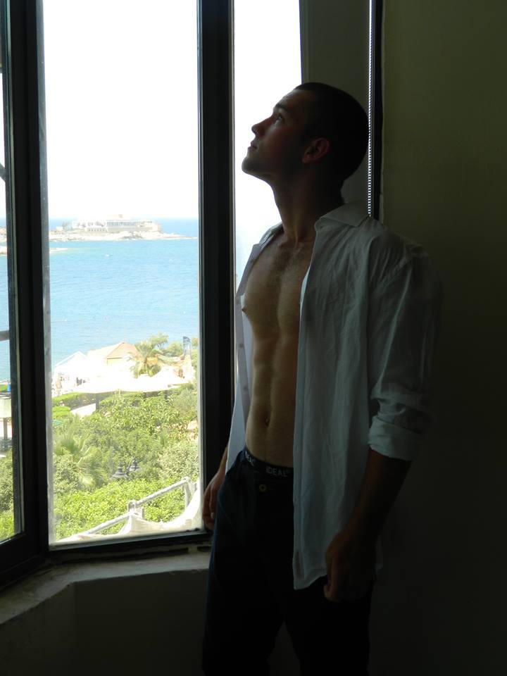 striaghtserve:  aplethoraofmen:  He loves the water  Very hot man 