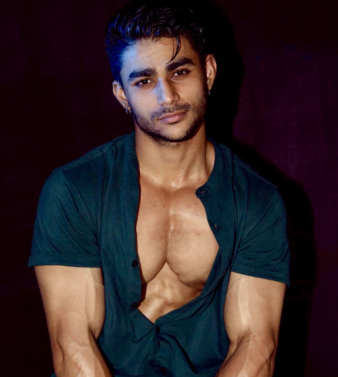 men-with-black-hair:  Farhan Baig 🇮🇳 and his dive-in cleavage…👀💧 