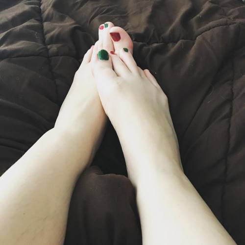 Sleepy toes, a little sweaty from being under warm covers#pedi #footlove #footmodel #lovefeet #lov
