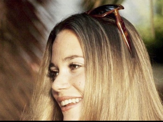 Peggy Lipton and her infamous shades🌼
Via @adoringpeggy on Instagram🌼