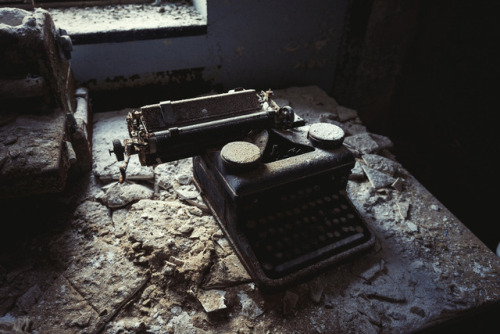  Abandoned Asylum, Far-flung NYC◕ alec mcclure  ◔ photoblog 