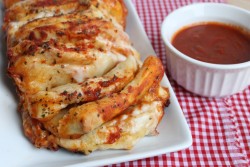 sp00nful:  Pull Apart Bread Pizza      